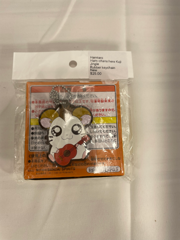 Hamtaro “Ham-chans here Kuji” Rubber Keychain – Bandai Spirits Ichiban Kuji Prize – Hamtaro w/ Guitar – New Factory-Sealed